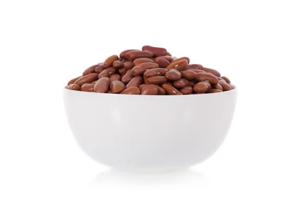 흰색 배경에 고립 된 그릇에 빨간 신장 콩 — 스톡 사진