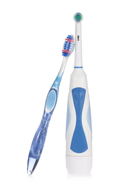 Beyaz arka plan üzerinde izole geleneksel ve elektrikli diş fırçaları — Stok fotoğraf