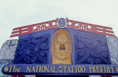 Küçük, özel ve kar amacı gütmeyen müze Yeni Zelanda 'daki dövmelerin tarihini geleneksel Maori' Ta Moko 'dövme sanatına odaklı olarak sergiliyor..