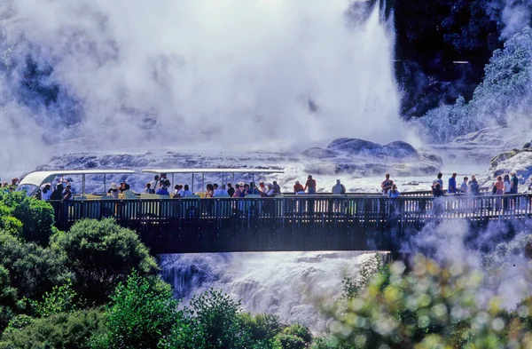 ポフトゥガイザー Pohutu Geyser ニュージーランド北島ロトルアのWhakarewarewaサーマルバレーの間欠泉です — ストック写真