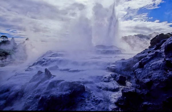 Pohutu Geyser Pohutu Geyser 是位于新西兰北岛罗托鲁阿的瓦卡雷富瓦热谷的地质学家 — 图库照片