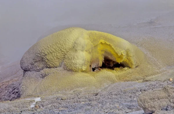 ワイオタプは ニュージーランドのタウポ火山帯にあるレポアカルデラの真北に位置するオカタイナ火山センターの南端にある活動的な地熱地帯です — ストック写真