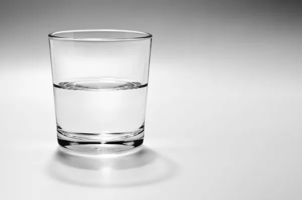 Medio vaso de agua — Foto de Stock