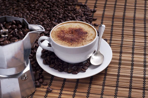 Taza de café con cafetera — Foto de Stock
