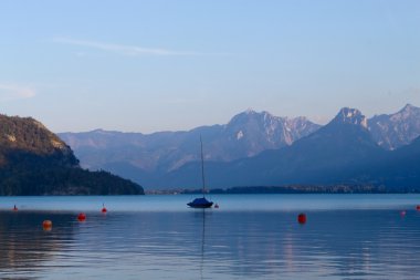 günbatımı üzerinde Avusturya dağ gölü