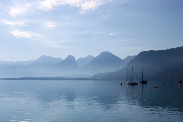 Jezero a lodě v rakouských Alpách — Stock fotografie