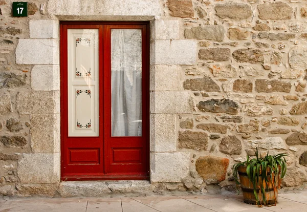 Дверь каменного дома и цветочный горшок, Испания — стоковое фото