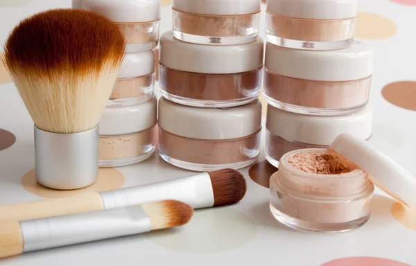 Kosmetické štětce a make-up — Stock fotografie