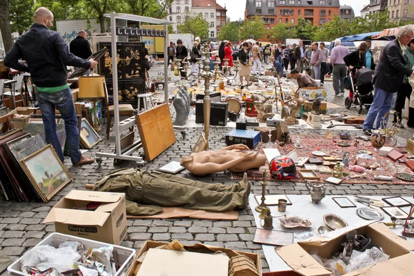 Bruxelles, Belgio - 22 maggio - scegliere le cose con un segno di pulce — Foto Stock