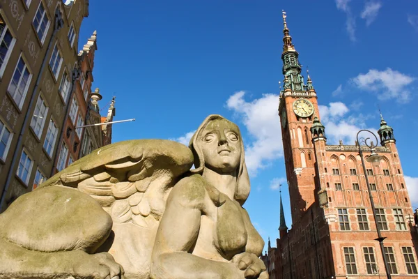 Sphinx statue and townhall in Gdansk — Stock Photo, Image