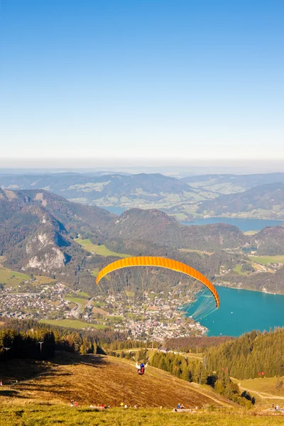 Dağ ve göl üzerinde yamaç paraşütü — Stok fotoğraf