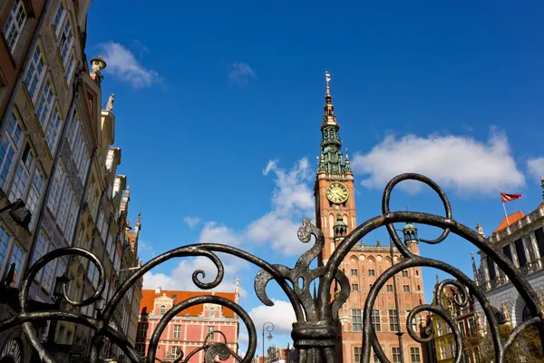 Praça central e câmara municipal em Gdansk — Fotografia de Stock