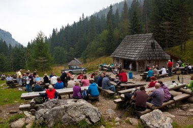 turistler istirahat etmek ve aperatifler strazyska çayır üzerinde var