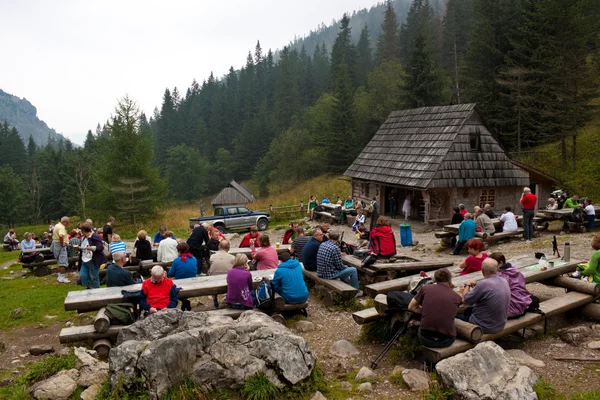 Tourists take a rest and have snacks on Strazyska Meadow — Stock Photo, Image