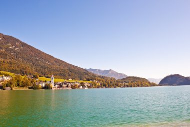 Köyün teraslı göl kenarında st. wolfgang