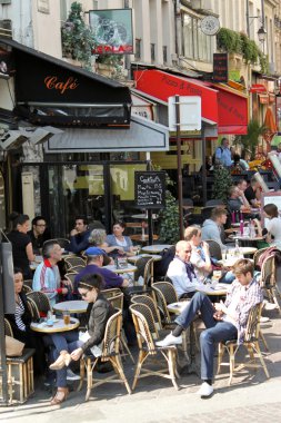 Paris 'te açık bir kafe.