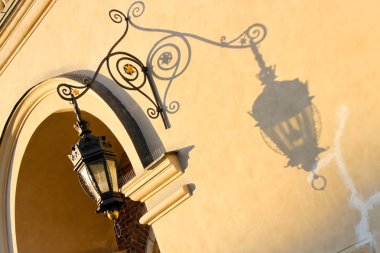 Ferforje fener duvar gölge yok eder.