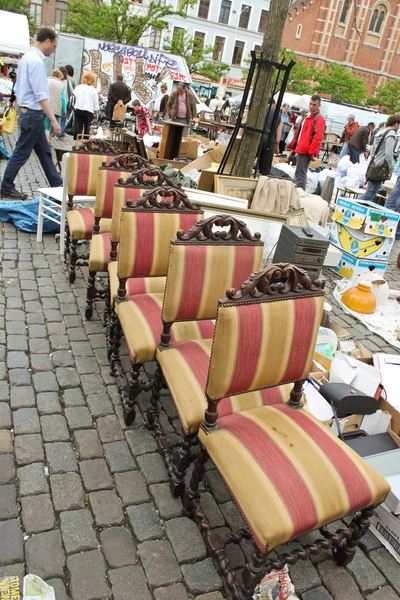 Блошиный рынок в Place du Jeu de Balle (Vossenplein) в Брюсселе — стоковое фото