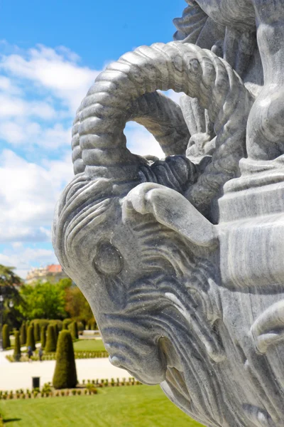 Hoofd van de geit op een vaas in Parque del Retiro, madrid Rechtenvrije Stockafbeeldingen