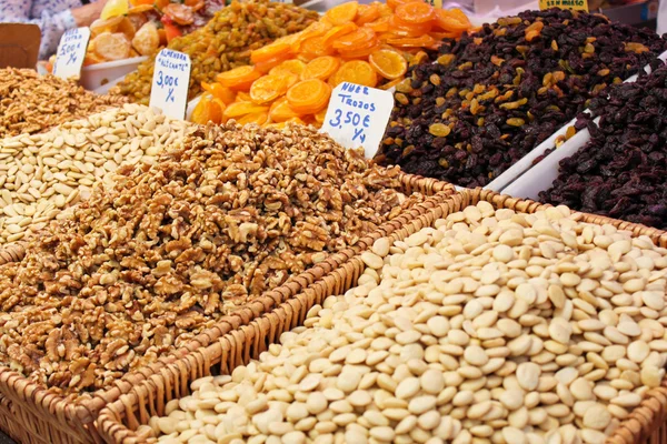 Frutos secos y frutos secos en el mercado — Foto de Stock