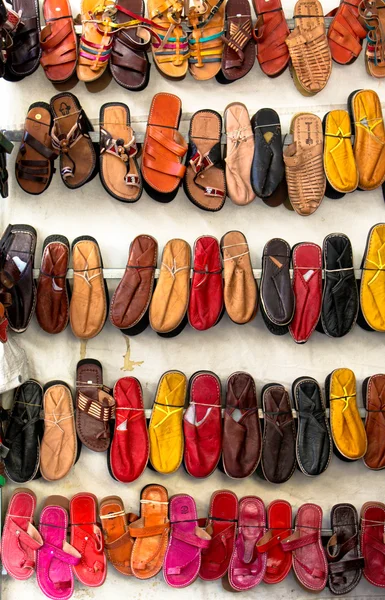Sandálias e chinelos em um mercado — Fotografia de Stock