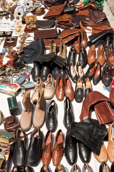 Sapatos e bolsas em um mercado de pulgas — Fotografia de Stock