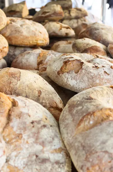 Pane appena sfornato su un mercato — Foto Stock