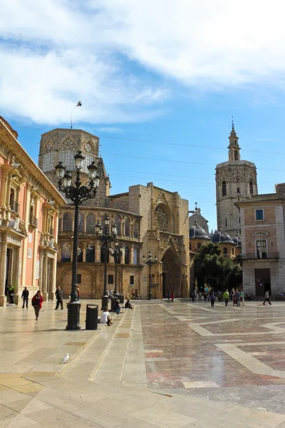 VALENCIA, 10 DE ABRIL - Praça da Virgem com a catedral de Valência a — Fotografia de Stock