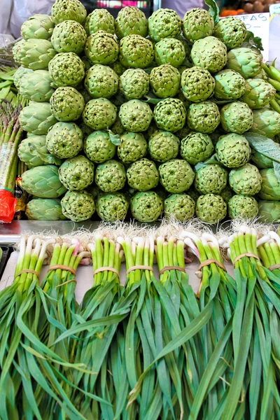 Alcachofa y ajo joven en un mercado — Foto de Stock