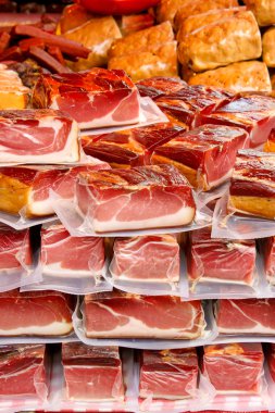 paketlenmiş bir piyasa üzerinde et parçaları