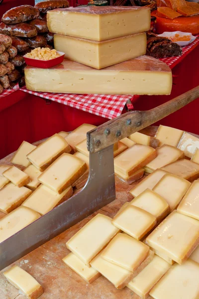 Käse auf einem Schneidebrett auf einem Markt — Stockfoto