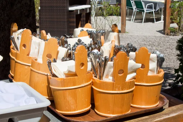 Tenedores, cucharas y cuchillos preparados para servir — Foto de Stock
