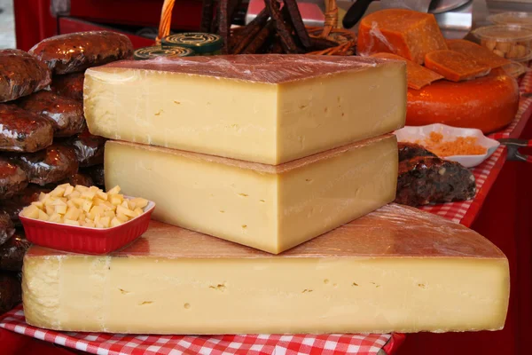 Käse auf dem Bauernmarkt — Stockfoto