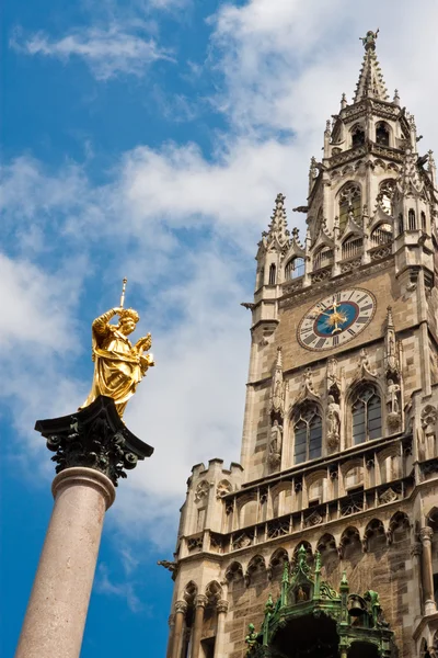 Nieuwe stadhuis en een gouden beeld van de Maagd Maria in München — Stockfoto