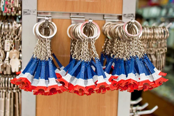 Eiffel tower key rings in a souvenir shop, Paris — Stock Photo, Image