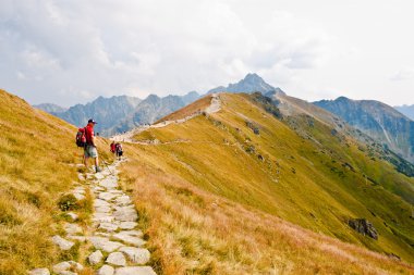 tatra Dağları'nda uzun yürüyüşe çıkan kimse