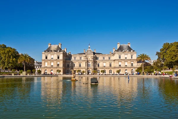 Люксембургский дворец и Люксембургские сады в Париже — стоковое фото