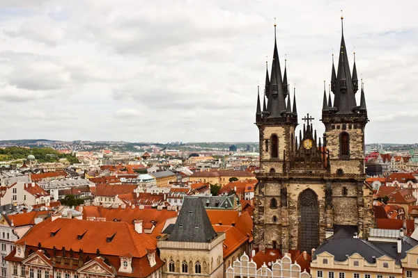 Die Kirche der Gottesmutter vor tyn und der Stadt Prag — Stockfoto