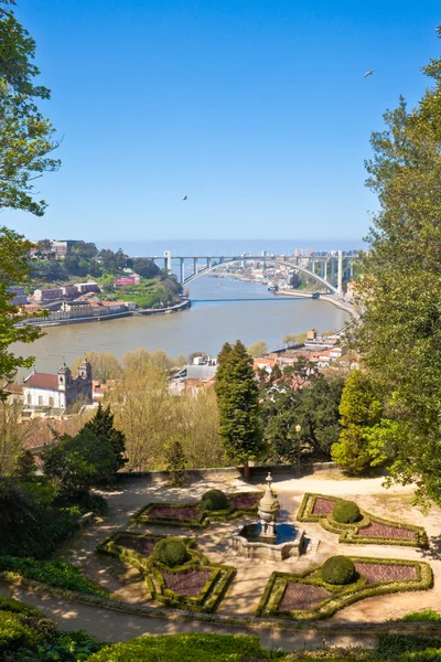 Schöne Aussicht vom kristallklaren Palastgarten in Porto — Stockfoto