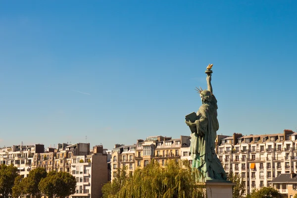 Estatua de la libertad en París — Foto de Stock