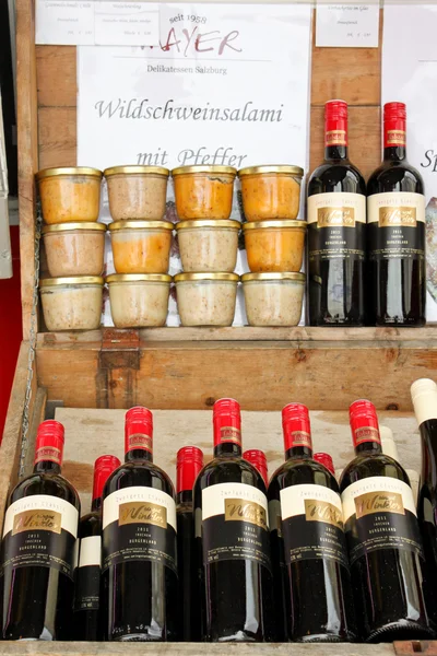 Wein und Verhackert auf dem Markt — Stockfoto