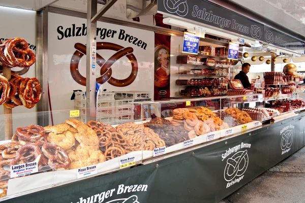 Doces Pretzels e Mozartkugel em Salzburgo — Fotografia de Stock