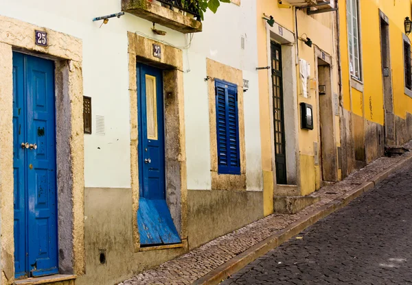 Puertas en la calle va cuesta arriba — Foto de Stock