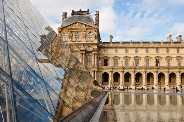 Musee du Louvre em Paris — Fotografia de Stock