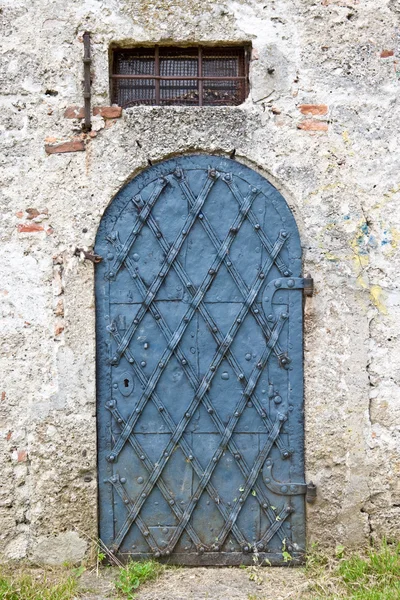 Vecchia porta in metallo — Foto Stock