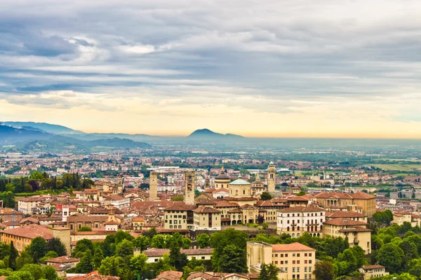 Západ slunce v bergamo, Lombardie, Itálie. — Stock fotografie