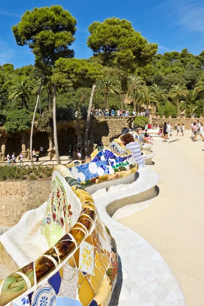 Banco longo projetado por Gaudi em Park Guell — Fotografia de Stock