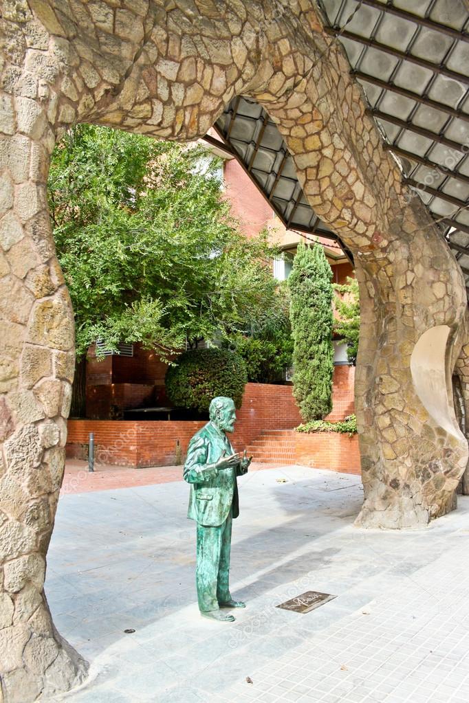 A statue of an architect Antoni Gaudi