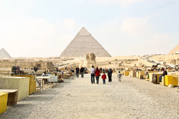 Souvenirstände in der Nähe von Sphinx und Pyramiden in Giza. — Stockfoto