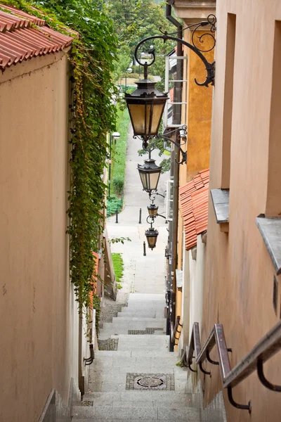 Smalle straat met trappen en lampen — Stockfoto